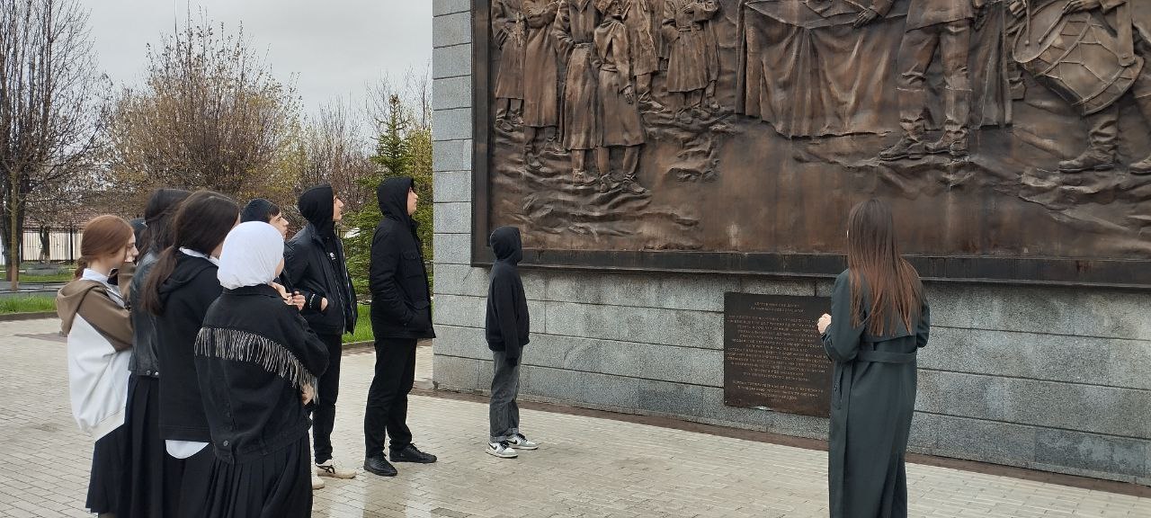 Учащиеся 9 «Б» класса нашей школы посетили Мемориал памяти и славы  Ингушетии в    г.Назрань..