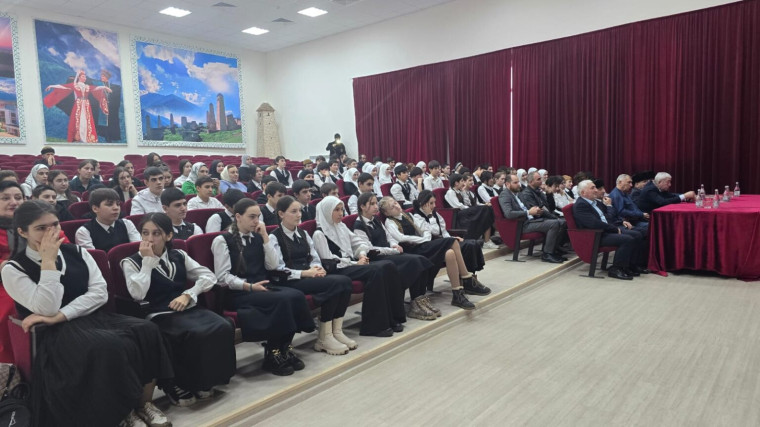 Учащиеся ГБОУ "СОШ№4 с.п. Нестеровское" приняли участие в вечере памяти Героя России Генерала С.С.Осканова «Сокол Ингушетии» в Сунженском РДК..